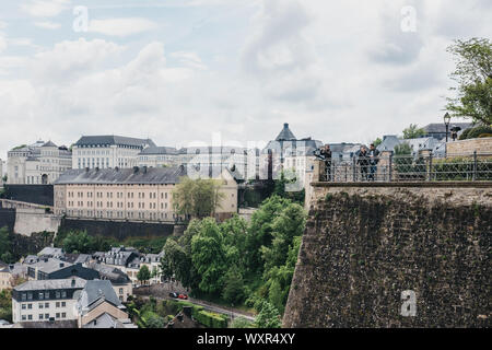 La Ville de Luxembourg, Luxembourg - le 19 mai 2019 : les personnes bénéficiant de la vue de Bock Casemates au Luxembourg, vaste complexe de tunnels souterrains & gallerie Banque D'Images