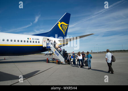 L'Essex, Royaume-Uni. L'aéroport de Stansted. Les passagers à bord d'un vol Ryan Air à Aarhus, Danemark. Banque D'Images