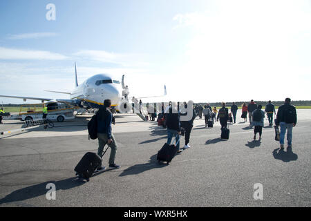 Aarhus, Danemark. Les passagers à bord d'un vol Ryan Air à Stansted. Banque D'Images