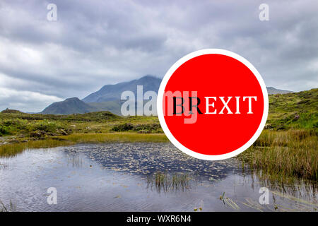 BREXIT en Ecosse/Irlande Royaume-uni concept. Scottish Highland nature fond rouge avec panneau d'avertissement. Banque D'Images