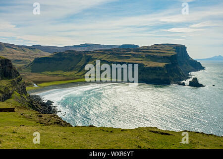 Les falaises de Beinn nan Cuithean de Rubha Cruinn, plus de Talisker Bay, ont profité, Isle of Skye, Scotland, UK Banque D'Images