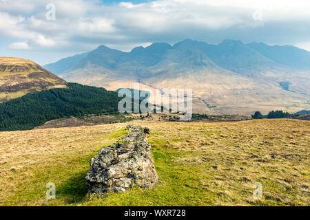 Les montagnes Cuillin sur Glen cassante, des pistes d'un au-dessus du Bealach Cruachan cassante, ont profité, Isle of Skye, Scotland, UK Banque D'Images