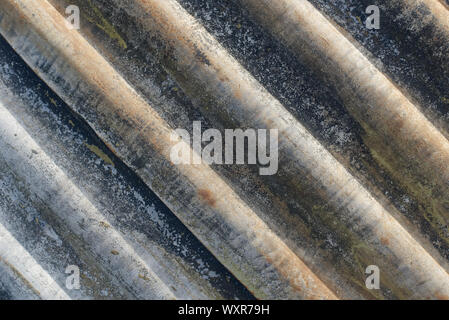 Feuille de tôle ondulée close up de détail et la texture montrant les liens et les modèles. Résumé fond rugueux, weathered Banque D'Images