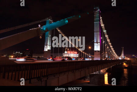 Krymsky pont ou pont de Crimée à Moscou nuit Banque D'Images