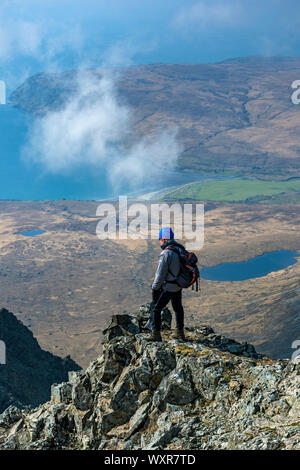 Un grimpeur près du sommet de Sgurr Alasdair dans les montagnes Cuillin, regarder sur Glen cassante, Isle of Skye, Scotland, UK Banque D'Images