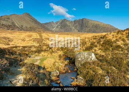 Les montagnes Cuillin autour de Coire Lagan à partir de la piste à Coire Lagan, ont profité, Isle of Skye, Scotland, UK Banque D'Images