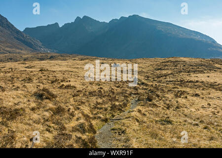 Les sommets autour de Coire Lagan à partir du chemin de Glen cassantes à Coire Lagan. Dans les montagnes Cuillin, Isle of Skye, Scotland, UK Banque D'Images