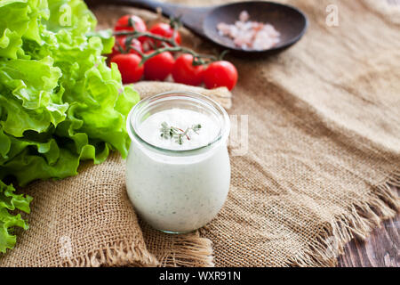 La crème et fines herbes vinaigrette paléo ou tremper dans un bocal de verre servi avec salade de laitue et tomates cerises Banque D'Images