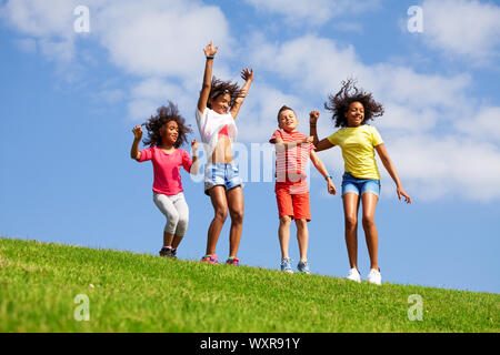 Groupe de professionnels de la danse et les enfants de saut Banque D'Images