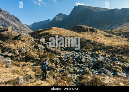 Les sommets autour de Coire Lagan à partir du chemin de Glen cassantes à Coire Lagan. Dans les montagnes Cuillin, Isle of Skye, Scotland, UK Banque D'Images