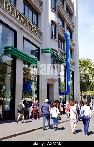 Les gens dans la queue pour entrer dans le magasin Louis Vuitton, Paris, France Banque D'Images