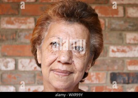 Portrait of a senior woman avec un regard contemplatif sur son visage Banque D'Images