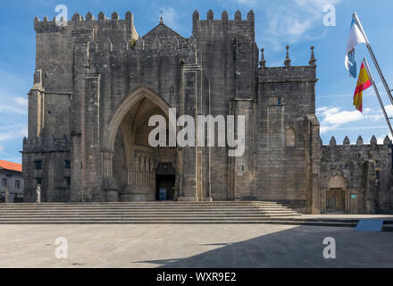 La Cathédrale romano-gothique de Santa Maria, construite pendant le 11ème-13ème siècles. Cathédrale St Mary. Tui, province de Pontevedra, Galice, Espagne Banque D'Images