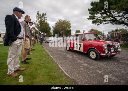 Vintage Mini Coopers sur l'affichage pendant Goodwood Revival, la plus grande exposition de voiture classique annuelle, au Royaume-Uni. Banque D'Images