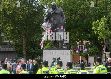 Londres, Royaume-Uni. Sep 7, 2019. Les agents de police surround Pro Brexit protestataires qui placé Union jack noir autour de la statue de Sir Winston Churchill à la place du Parlement au cours d'une manifestation. Credit : Amer Ghazzal SOPA/Images/ZUMA/Alamy Fil Live News Banque D'Images