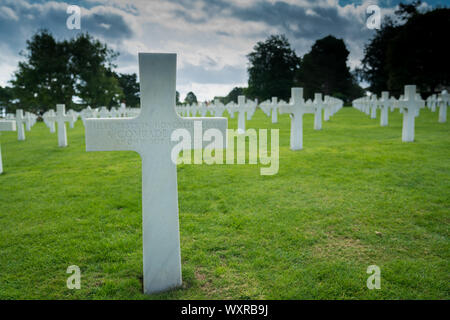 Omaha Beach, Normandie / France - 16 août 2019 : pierre tombale d'une tombe anonyme et soldat inconnu au cimetière américain de Omaha Beach Banque D'Images