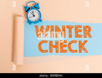 Vérifier l'hiver montrant des signes de texte. Photo d'affaires mettant en saison plus froide Préparation Entretien Pelle à neige Hiemal Banque D'Images