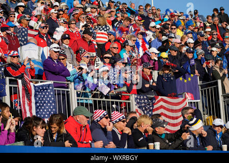 Solheim Cup 2019 au cours du Centenaire à Gleneagles en Ecosse, Royaume-Uni. Avis de nombreux fans Team USA à se tenir à côté du 1er tee sur dernier jour. Banque D'Images