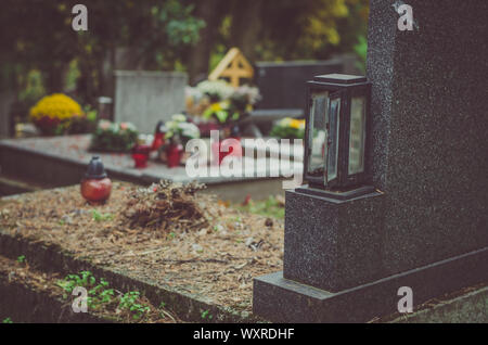 Pierres tombales décorées de fleurs de saison colorés chrysanthème cimetière chrétien religieux en pendant l'événement d'automne traditionnelle Banque D'Images