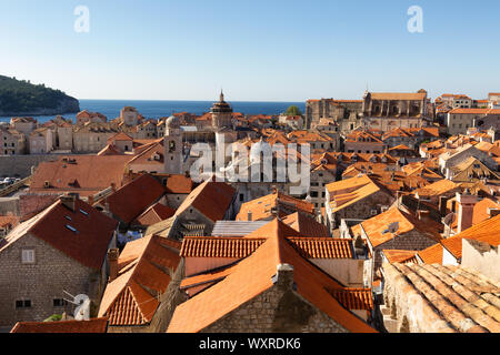 Dubrovnik Croatie, toits de tuiles rouges ; à l'époque médiévale La vieille ville de Dubrovnik, vu depuis le mur, Dubrovnik Croatie Europe Banque D'Images