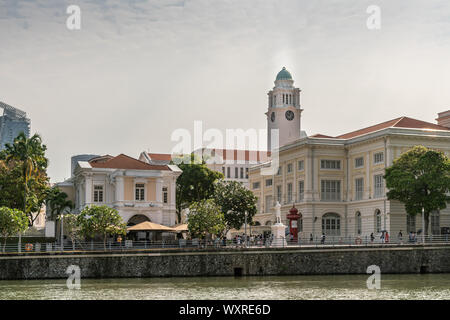 Singapour - Mars 21, 2019 : le long de la rivière Singapour. Musée des civilisations asiatiques avec tour de l'horloge de Victoria Theatre derrière sous la lumière ciel gris. Green Banque D'Images