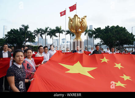 (190917) -- HONG KONG, le 17 septembre 2019 (Xinhua) -- des jeunes tenir le drapeau national de la Chine lors d'une flash mob à Hong Kong, Chine du sud, le 17 septembre 2019. Un total de 100 jeunes résidents de Hong Kong ont participé à la flash mob mardi. (Xinhua/Li Gang) Banque D'Images