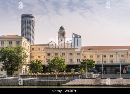 Singapour - Mars 21, 2019 : le long de la rivière Singapour. Musée des civilisations asiatiques avec Victoria Theatre et Swissotel the Stamford twowers derrière sous li Banque D'Images