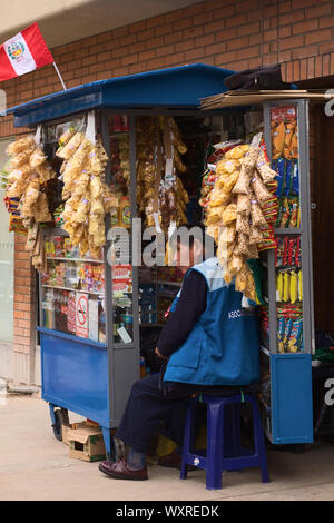 LIMA, PÉROU - Juillet 23, 2013 : vendeur de rue non identifiés de collations et de boissons sur un stand le 23 juillet 2013 à Miraflores, Lima, Pérou. Ces snack-st Banque D'Images