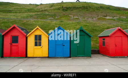 Rangée de cabines colorées à Whitby, en Angleterre. Banque D'Images