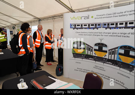 Long Marston, Warwickshire, Royaume-Uni. 17 septembre 2019. Le personnel de Viva Rail, a récemment attribué le contrat pour la nouvelle flotte de trains de l'île de Wight, discuter de leurs produits avec les membres de la Chambre des communes, Comité spécial de transport Ruth Cadbury MP, Lilian Greenwood MP, et Daniel Zeichner MP. La réunion a eu lieu à destination du Royaume-Uni, de décarbonisation de l'industrie ferroviaire première conférence de décarbonisation, qui promeut des initiatives zéro carbone. G.P.Essex/Alamy Live News Banque D'Images