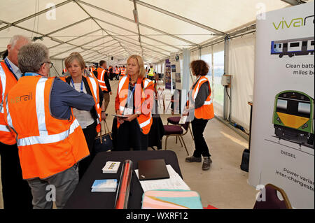 Long Marston, Warwickshire, Royaume-Uni. 17 septembre 2019. Le personnel de Viva Rail, a récemment attribué le contrat pour la nouvelle flotte de trains de l'île de Wight, discuter de leurs produits avec les membres de la Chambre des communes, Comité spécial de transport Ruth Cadbury MP, Lilian Greenwood MP, et Daniel Zeichner MP. La réunion a eu lieu à destination du Royaume-Uni, de décarbonisation de l'industrie ferroviaire première conférence de décarbonisation, qui promeut des initiatives zéro carbone. G.P.Essex/Alamy Live News Banque D'Images