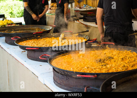 Servi de paella paella plats sur un Street Food Festival. Banque D'Images