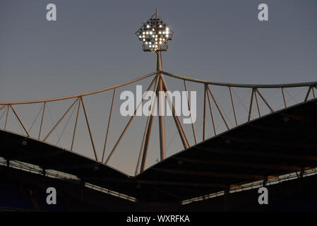 Bolton, Lancashire, UK. 17Th Sep 2019. 17 septembre 2019 ; Université de Bolton Stadium, Bolton, Lancashire, Angleterre ; Sky Bet English Football League One, Bolton Wanderers contre Oxford United ; le soleil se couche derrière un projecteur Bolton Wanderers, strictement usage éditorial uniquement. Pas d'utilisation non autorisée avec l'audio, vidéo, données, listes de luminaire, club ou la Ligue de logos ou services 'live'. En ligne De-match utilisation limitée à 120 images, aucune émulation. Aucune utilisation de pari, de jeux ou d'un club ou la ligue/player Crédit : publications Plus Sport Action Images/Alamy Live News Banque D'Images