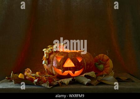 Des instructions sur la façon de faire une lampe citrouille pour l'Halloween de cette année. Nettoyer les graines, découper les yeux, le nez et la bouche, la lumière des bougies. Banque D'Images