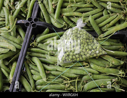 Petit sac de pois verts et pois plus dans les cases for sale at market Banque D'Images