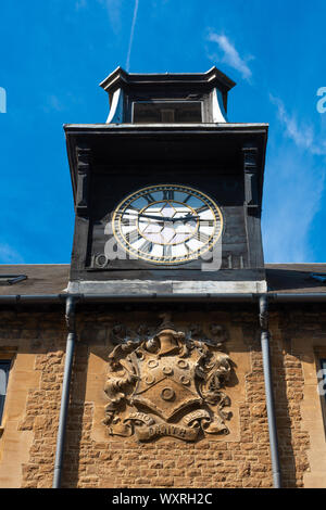 Charterhouse School, un pensionnat à Surrey, Angleterre, Royaume-Uni. La vieille horloge chartreux, pour célébrer le tricentenaire de l'école. Banque D'Images
