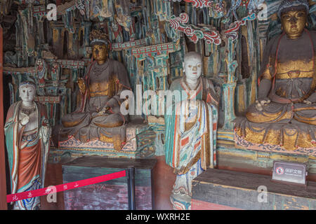 Des statues à l'intérieur de la pendaison altérés Temple près de Datong Banque D'Images
