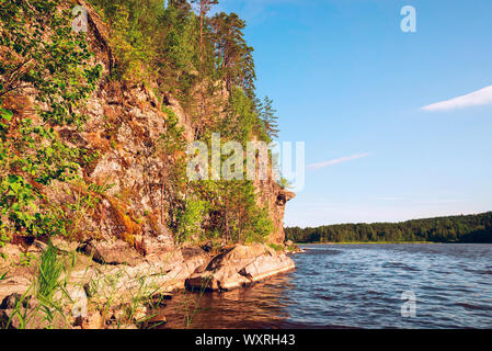 Pierre pittoresque de l'île sur le lac . Skerries Ladoga, Karelia. Banque D'Images