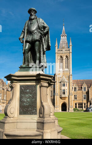Charterhouse School, un pensionnat à Surrey, Angleterre, Royaume-Uni. Statue du fondateur Thomas Sutton en face de l'école et fondateurs Cour. Banque D'Images