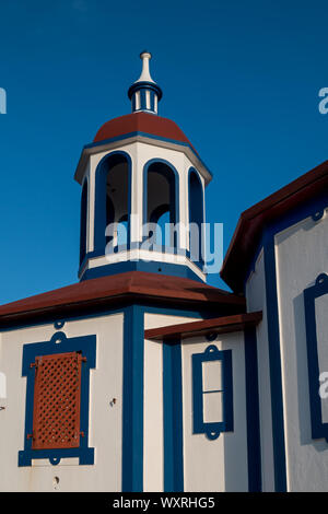 Détail de la chapelle Nossa Senhora do Monte, situé sur une colline. La façade blanche avec des détails bleu. Tour avec un ciel bleu en arrière-plan. Agua de Pau, Banque D'Images