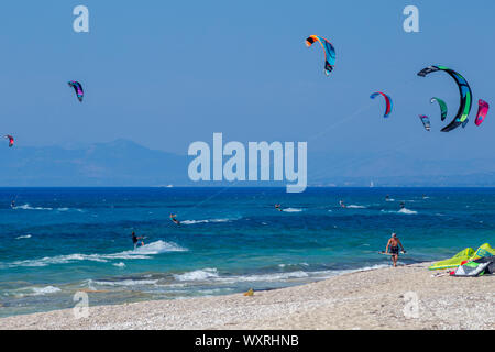 Le kitesurf à la plage d''Agios Ioannis, Lefkada, Grèce l'île de Lefkas / Banque D'Images