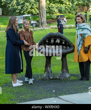 17 septembre 2019 Sa Majesté la reine Sonja de Norvège et de Son Altesse Royale la Princesse Ingrid Alexandra de la Norvège s'entretenir avec l'un des artistes au cours de Banque D'Images