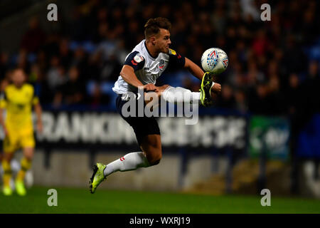 Bolton, Lancashire, UK. 17Th Sep 2019. 17 septembre 2019 ; Université de Bolton Stadium, Bolton, Lancashire, Angleterre ; Sky Bet English Football League One, Bolton Wanderers contre Oxford United ; Dennis Politique de Bolton Wanderers contrôle la balle en l'air - strictement usage éditorial uniquement. Pas d'utilisation non autorisée avec l'audio, vidéo, données, listes de luminaire, club ou la Ligue de logos ou services 'live'. En ligne De-match utilisation limitée à 120 images, aucune émulation. Aucune utilisation de pari, de jeux ou d'un club ou la ligue/player Crédit : publications Plus Sport Action Images/Alamy Live News Banque D'Images