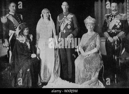 Un groupe familial, pris après le mariage du duc et de la duchesse de York, le 26th avril 1923. Le mariage du Prince Albert, du duc de York et de Lady Elizabeth Bowes-Lyon a eu lieu le 26th avril 1923 à l'abbaye de Westminster. Le couple fut plus tard connu sous le nom de roi George VI et de reine Elizabeth. Banque D'Images