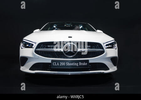 Francfort - Sep 15, 2019 : Mercedes-Benz CLA blanc 200 Frein de tir à l'IAA 2019 Salon International de l'automobile, voiture de luxe compact. Vue de l'avant avec headlig Banque D'Images