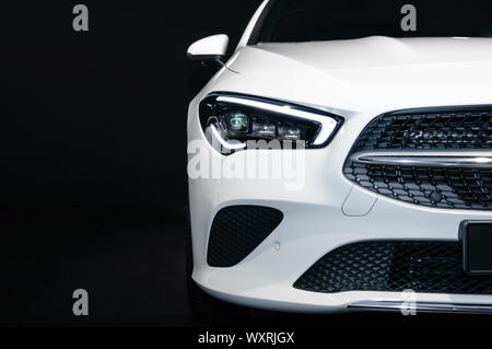 Francfort - Sep 15, 2019 : Mercedes-Benz CLA blanc 200 Frein de tir à l'IAA 2019 Salon International de l'automobile, voiture de luxe compact. Close-up de l'avant et à l'h Banque D'Images