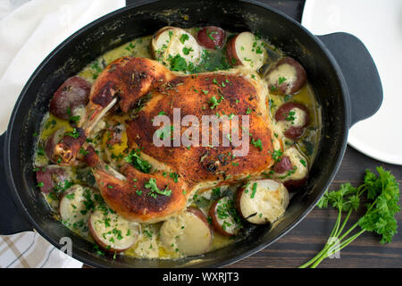 Et crémeuse au citron Poulet rôti aux herbes Pot : un poulet entier assaisonné au paprika et autres épices, torréfié avec des pommes de terre dans une sauce crémeuse Banque D'Images