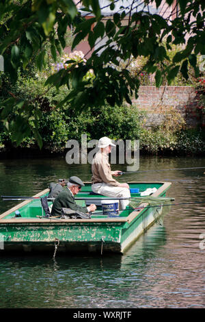 Deux vieux types à partir d'un bateau de pêche sur la rivière à Christchurch, Dorset. Banque D'Images