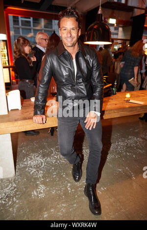 Hambourg, Allemagne. Sep 17, 2019. Stephan Luca, acteur, lors de la présentation du nouveau concept alimentaire 'Henry aime Pizza» dans Schweiger's restaurant 'Barefood Deli'. Credit : Georg Wendt/dpa/Alamy Live News Banque D'Images