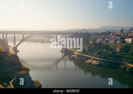 Porto, Portugal - Août 2019 : Ponte de D. Maria Pia au lever du soleil sur le fleuve Douro. Banque D'Images